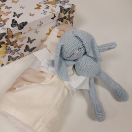 Uinuv sinine jänku ja beebitekk kinkekarbis