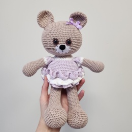 Tumebeež mõmmipreili lilla satskleidiga