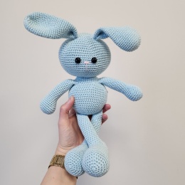 Helesinine jänku ümarate kõrvadega